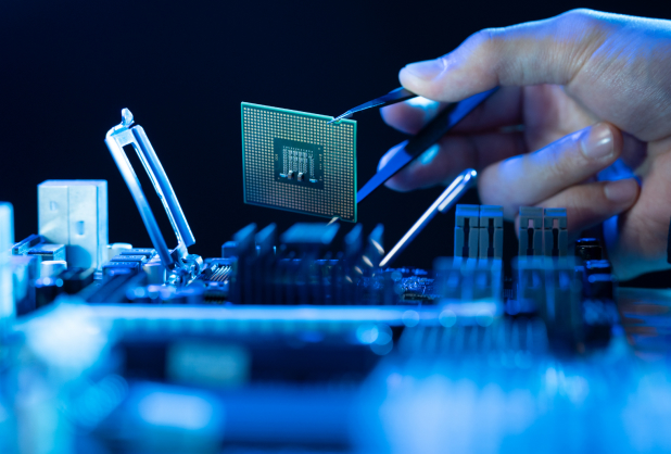 画像：半導体をピンセットで基盤に設置する様子